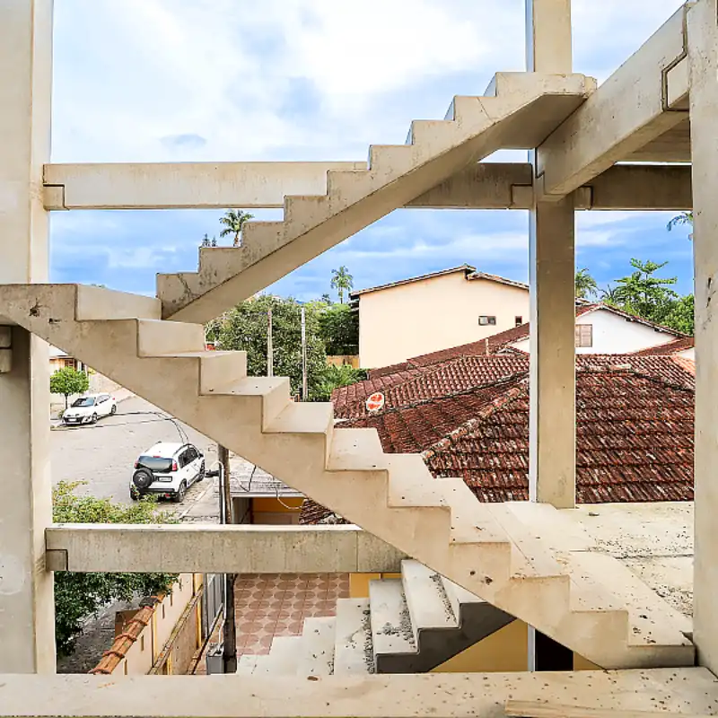Escadas e vigas de concreto pré-fabricado em obra