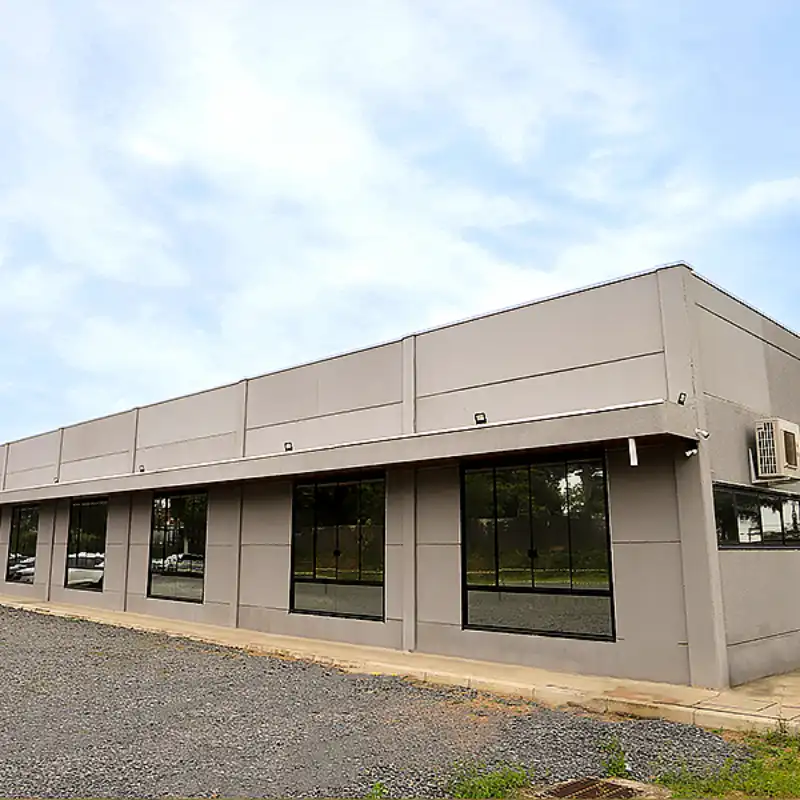 Edificação com paredes pré-fabricadas de concreto